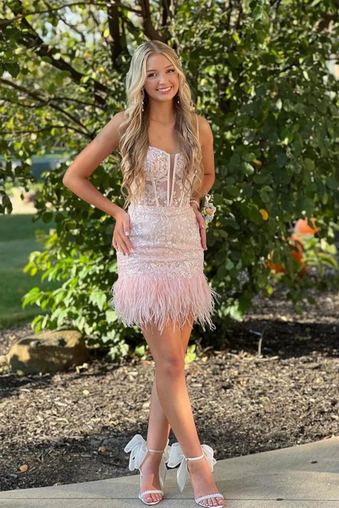 Süßes Ballkleid aus rosa Spitze mit V-Ausschnitt und Federn, kurzes Homecoming-Kleid aus rosa Spitze, formelles Abendkleid in Rosa, nv1565
