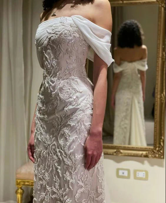 Wunderschönes weißes schulterfreies langes Ballkleid mit Perlenapplikationen nv1811