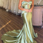 Robe de soirée longue en satin vert à épaules dénudées et fente haute nv2099
