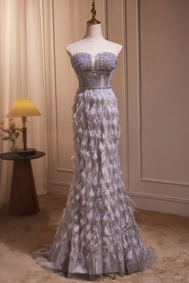 Glitzerndes, schulterfreies, langes Ballkleid im Meerjungfrauen-Stil aus Tüll mit Perlen und Federn nv2048