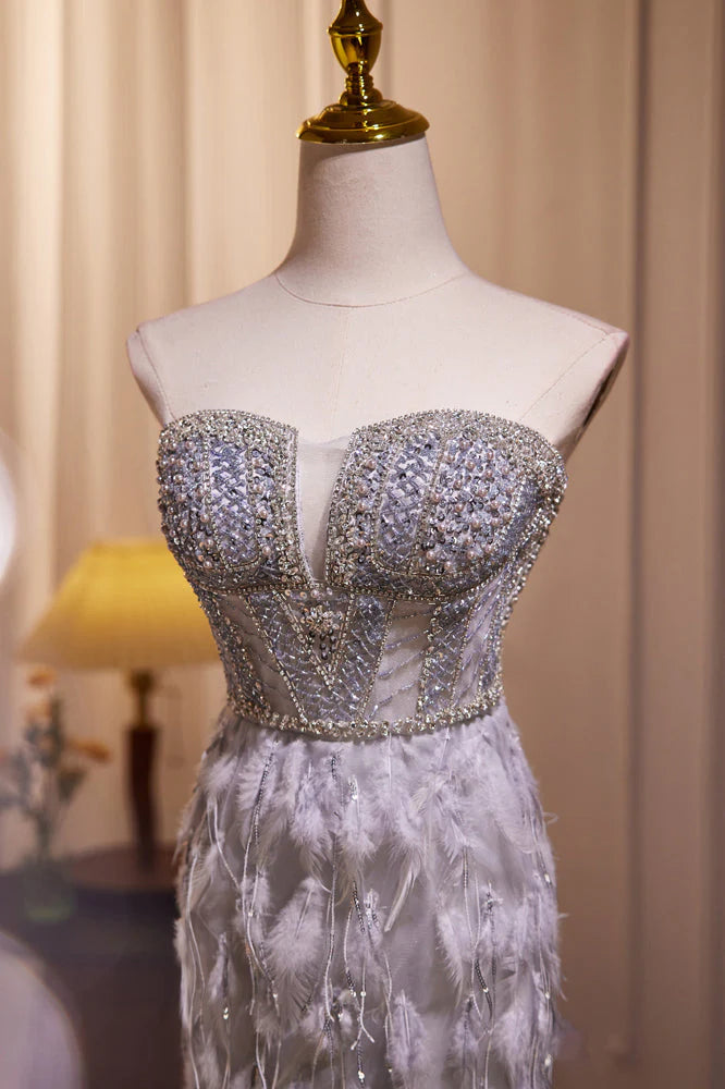 Glitzerndes, schulterfreies, langes Ballkleid im Meerjungfrauen-Stil aus Tüll mit Perlen und Federn nv2048