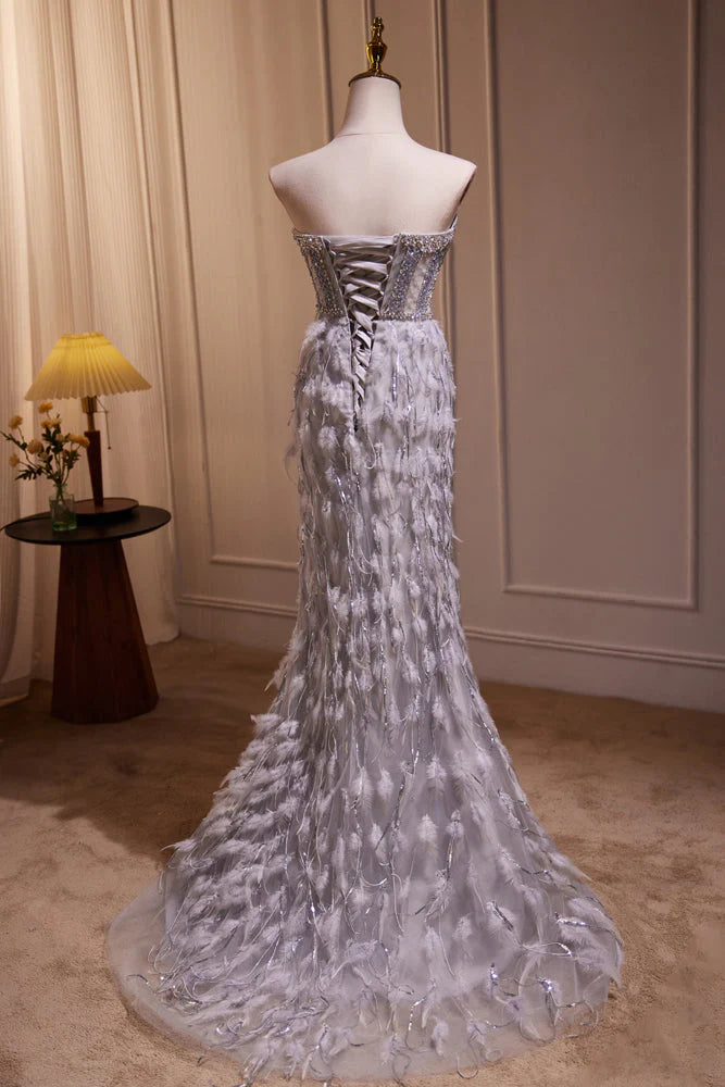 Glitzerndes, schulterfreies, langes Ballkleid im Meerjungfrauen-Stil aus Tüll mit Perlen und Federn nv2048