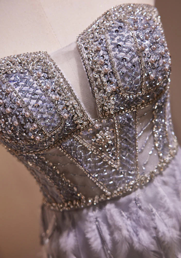 Glitzerndes, schulterfreies, langes Ballkleid im Meerjungfrauen-Stil aus Tüll mit Perlen und Federn nv2048