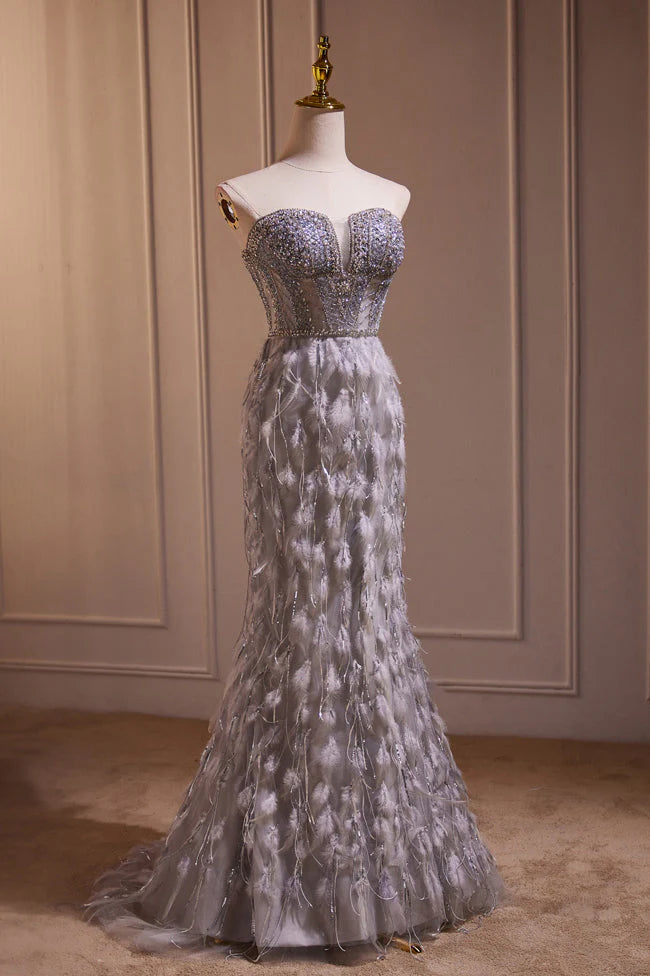 Glitzerndes, schulterfreies, langes Ballkleid im Meerjungfrauen-Stil aus Tüll mit Perlen und Federn nv2048