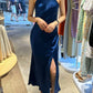Marineblaues schlichtes, elegantes Neckholder-Abendkleid mit schulterfreiem Ausschnitt und schlankem, langem Satin-Ballkleid, Abendkleid, Partykleid, nv2562