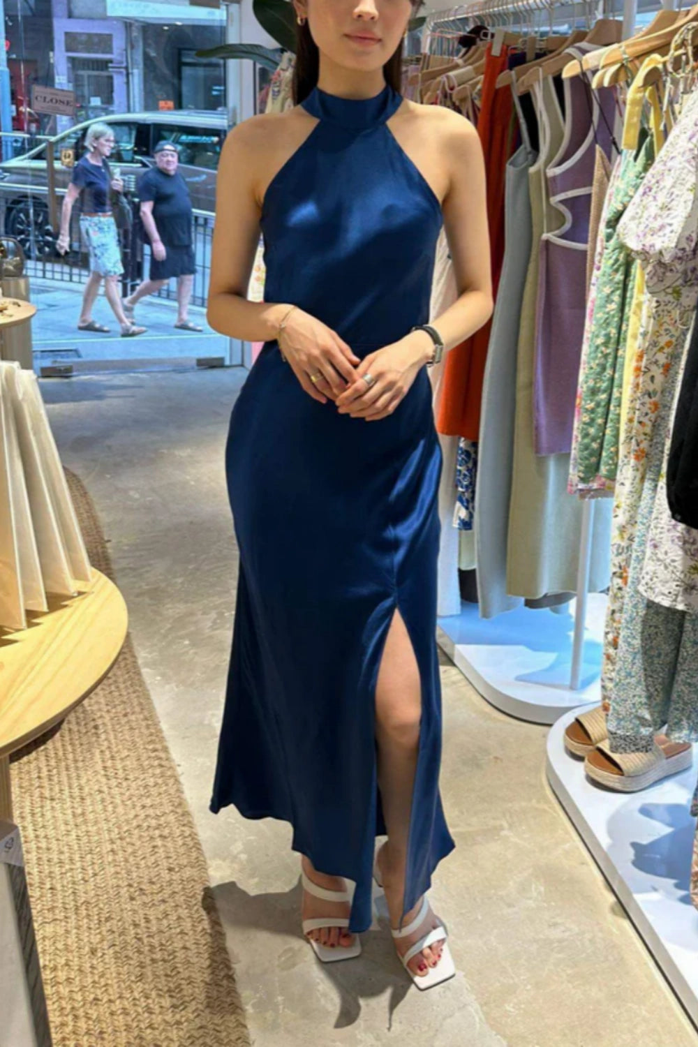 Marineblaues schlichtes, elegantes Neckholder-Abendkleid mit schulterfreiem Ausschnitt und schlankem, langem Satin-Ballkleid, Abendkleid, Partykleid, nv2562