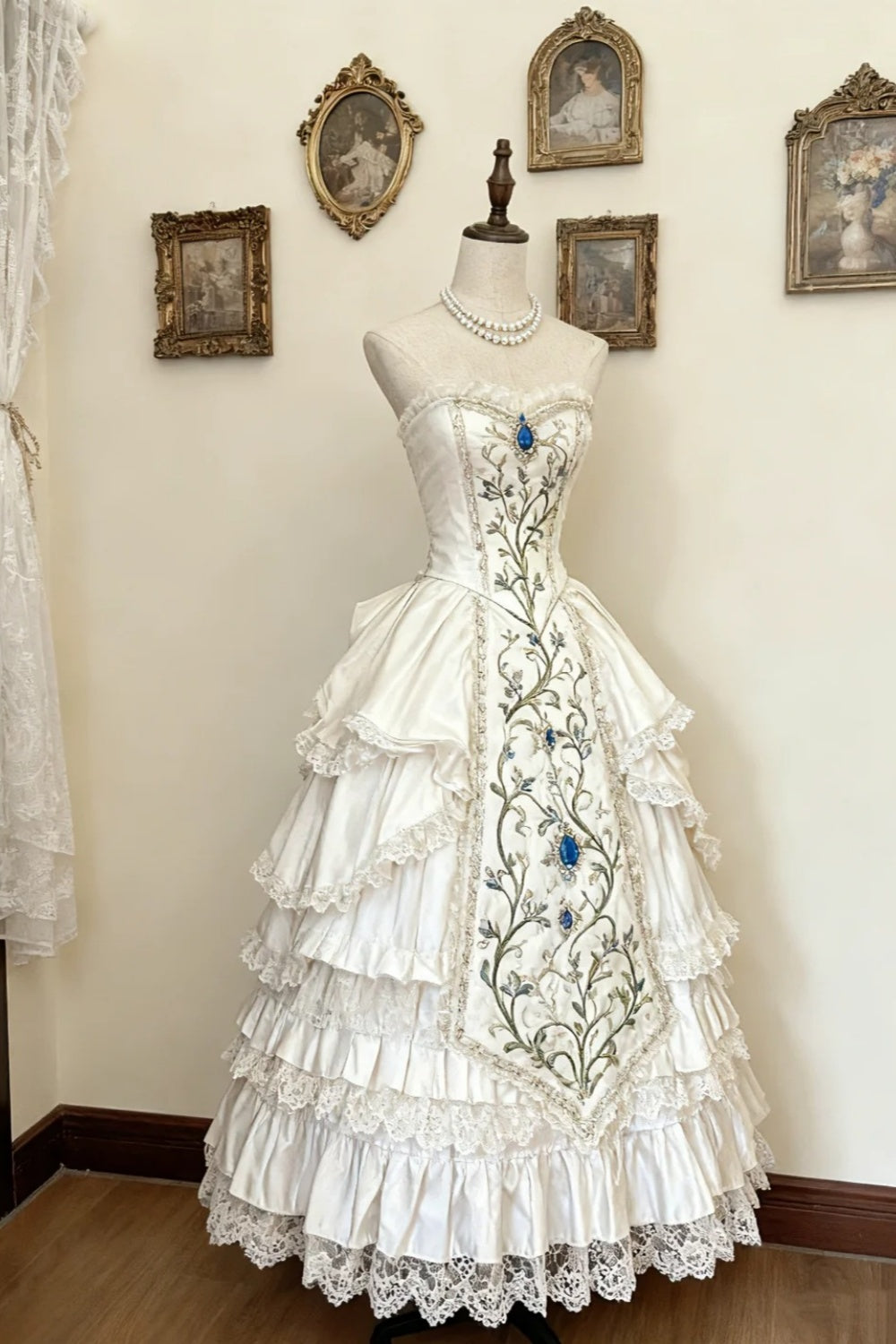 NiceVestidos – Elfenbeinweißes, perlenbesetztes Ballkleid im Palaststil NV6076