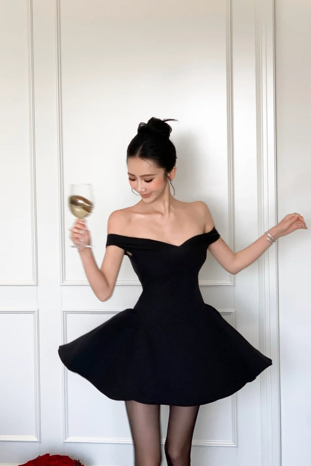 Robe courte noire style Hepburn, épaules dénudées, dos nu, jupe bouffante, robe de soirée diva NV6413