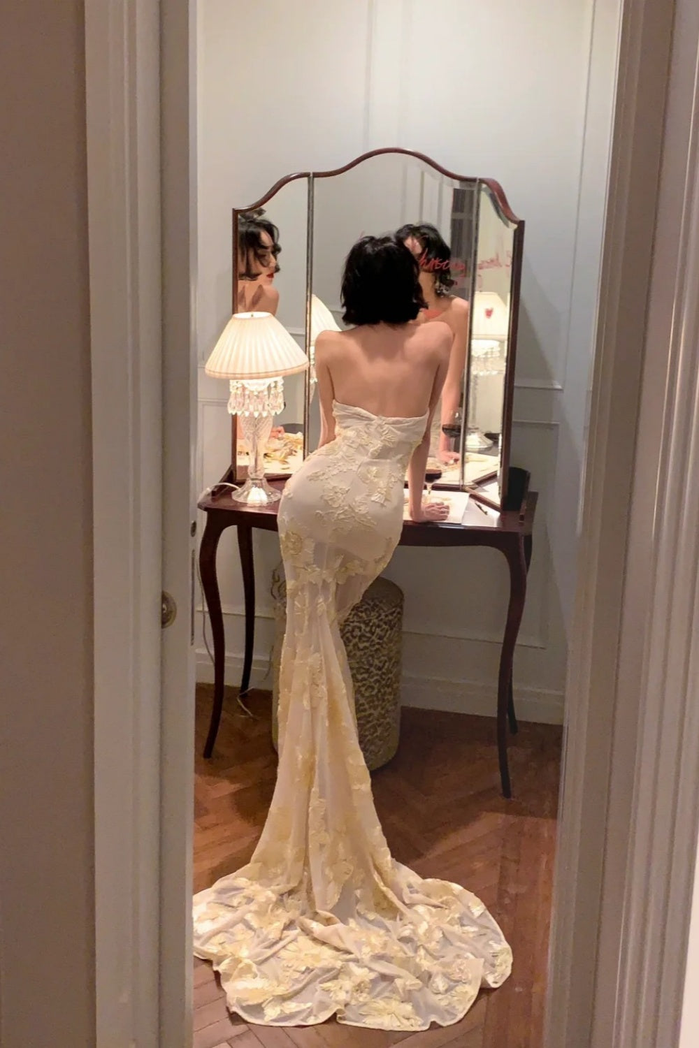 Robe brodée style diva française : tulle transparent, longue traîne, robe de soirée haut de gamme NV6415
