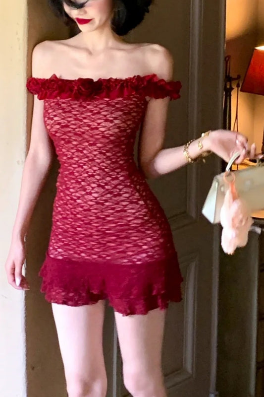 Burgunderfarbenes Minikleid aus Spitze mit Carmen-Ausschnitt: Rüschensaum, figurbetont, im angesagten französischen Retro-Stil NV6404