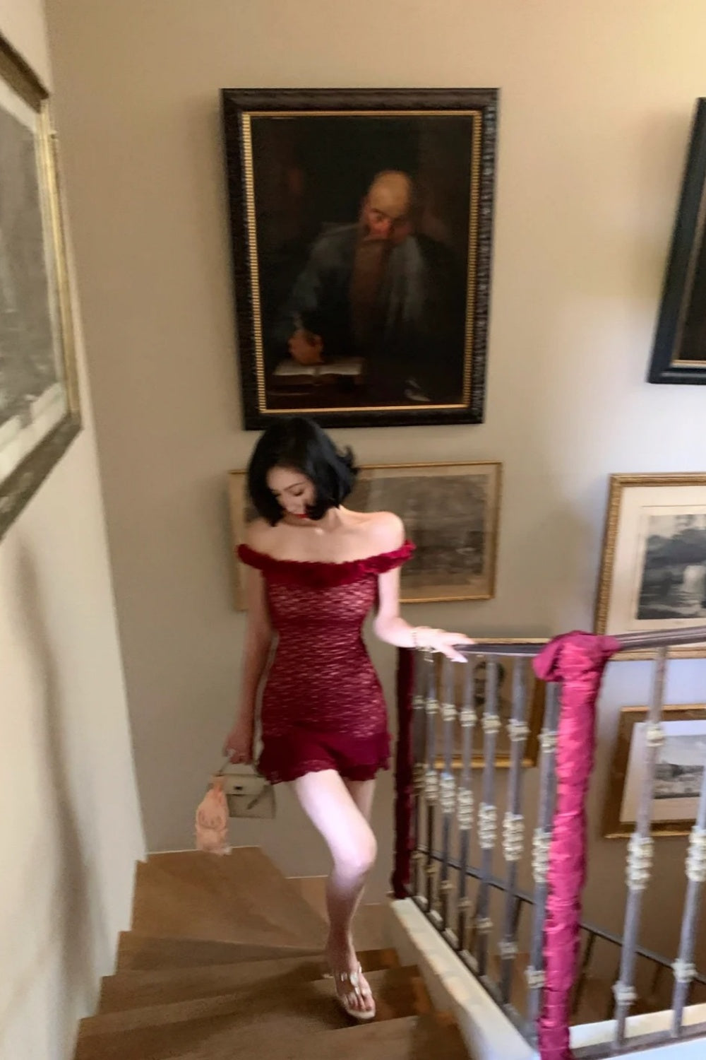 Robe courte bordeaux en dentelle à épaules dénudées : ourlet volanté, coupe moulante, style rétro français sexy NV6404