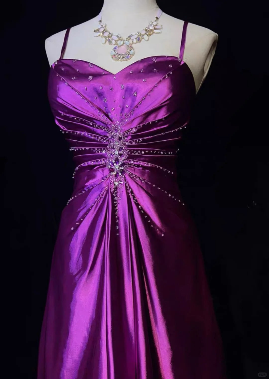 Robe de soirée longue en satin violet, élégante et perlée, nv4929