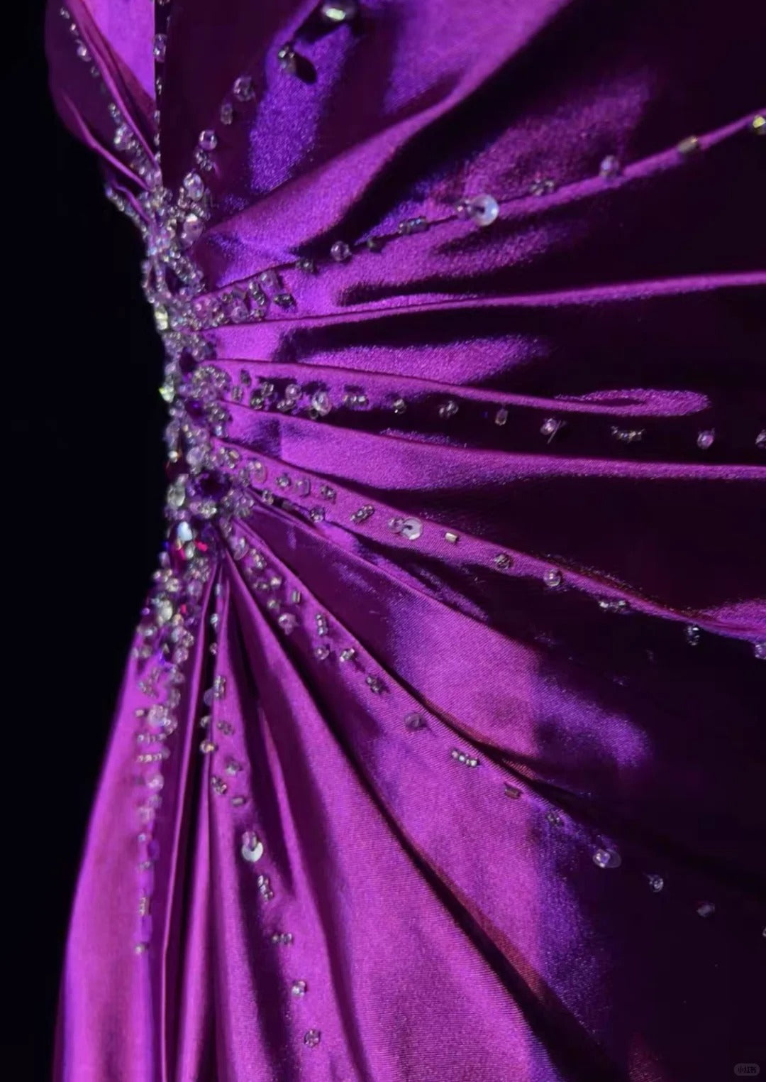Robe de soirée longue en satin violet, élégante et perlée, nv4929