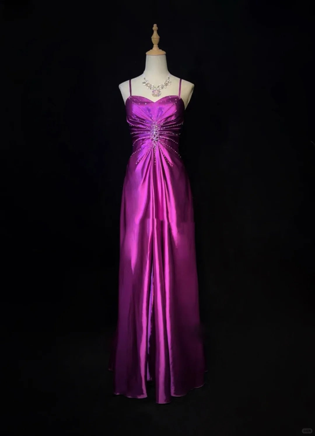 Robe de soirée longue en satin violet, élégante et perlée, nv4929