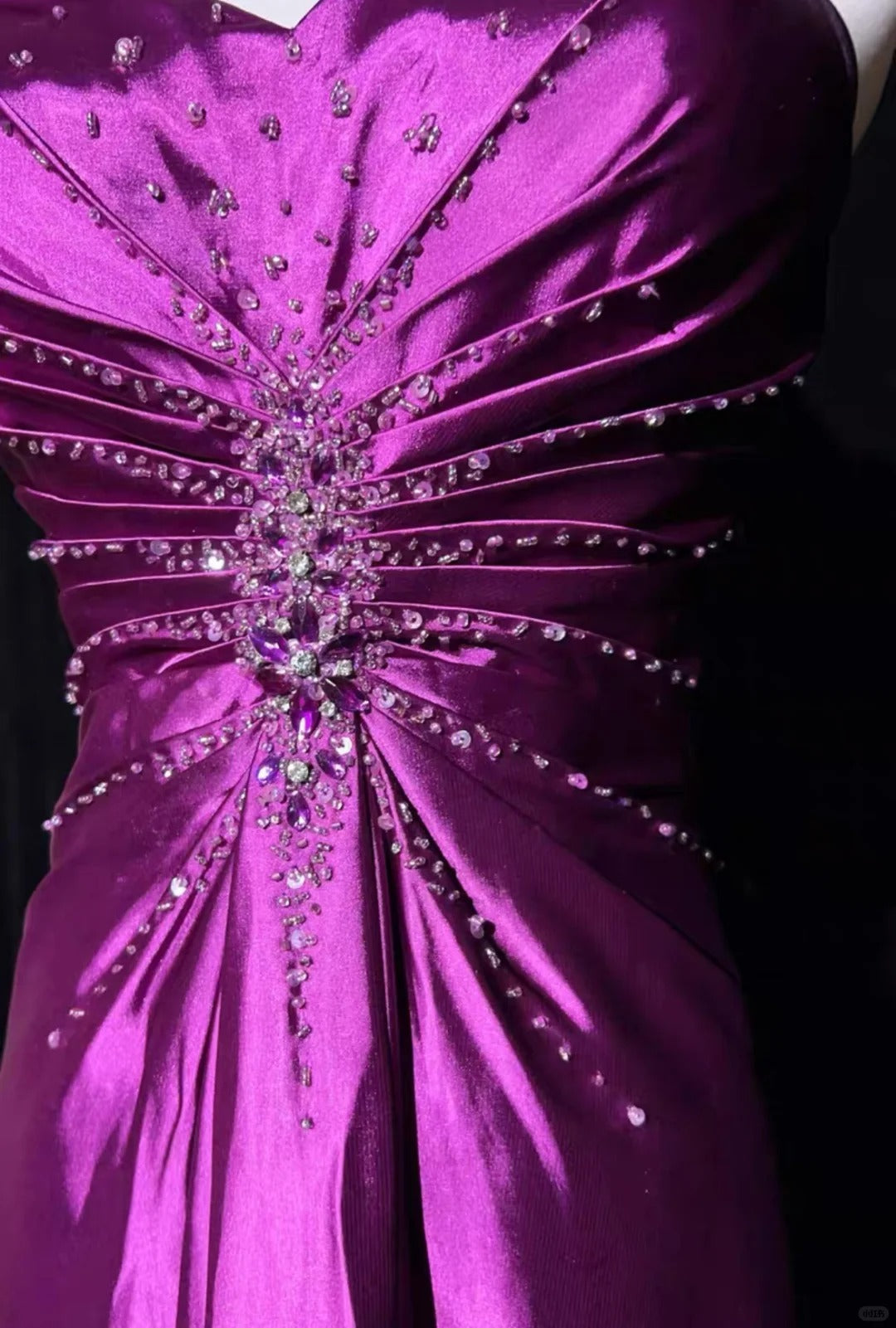 Robe de soirée longue en satin violet, élégante et perlée, nv4929