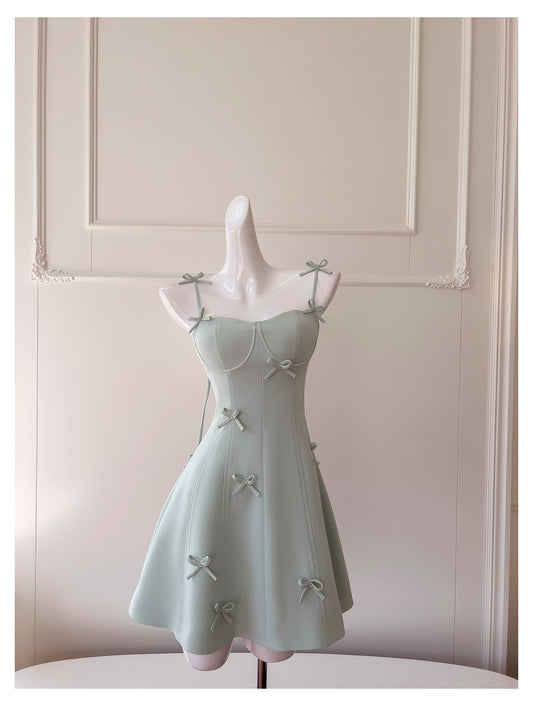 NiceVestidos-Kurzes Heimkehrkleid Frühling und Sommer neue grüne Schleife sexy Hosenträgerkleid Design kleines Kleid NV5545