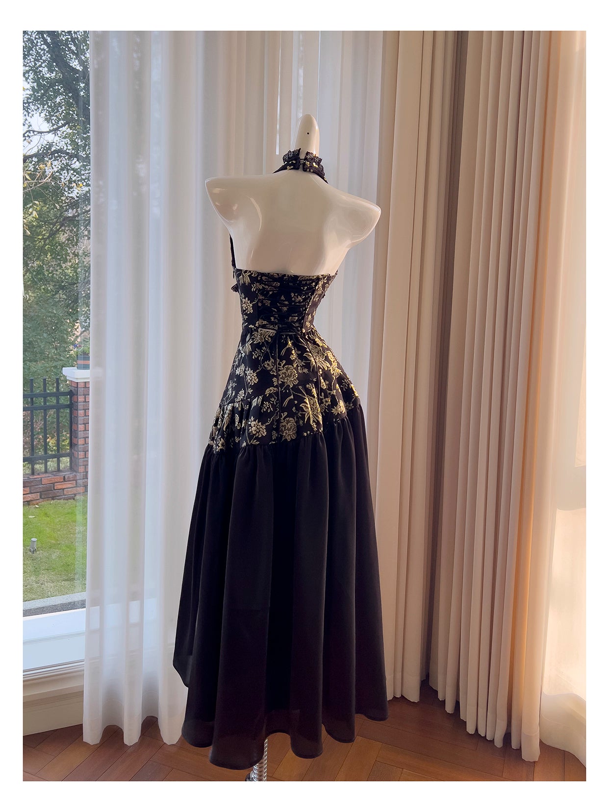 NiceVestidos-Homecoming-Kleid, Schwarz und Gold, Satin, Jacquard-Design, ärmellos, langes Kleid, rückenfrei, Neckholder, sexy Bankettkleid, nv5559