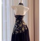 NiceVestidos-Homecoming-Kleid, Schwarz und Gold, Satin, Jacquard-Design, ärmellos, langes Kleid, rückenfrei, Neckholder, sexy Bankettkleid, nv5559