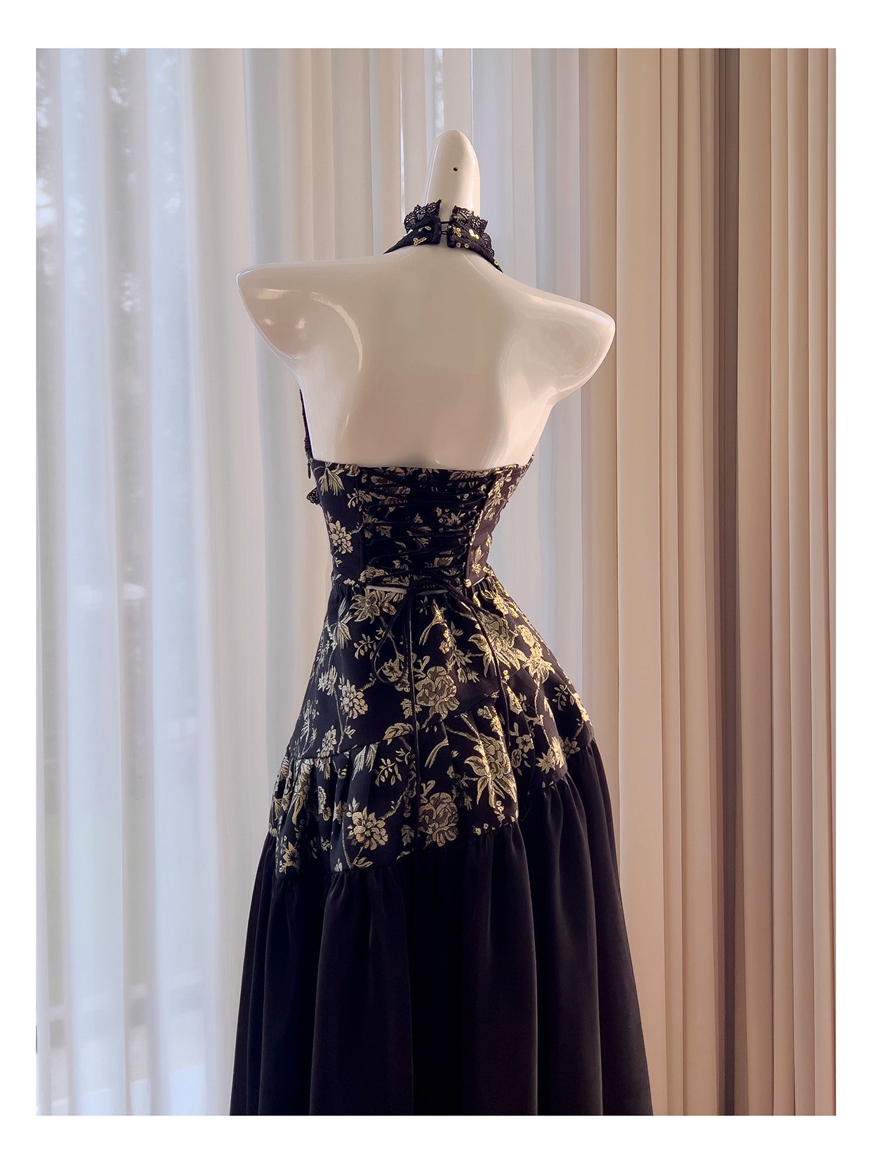 NiceVestidos-Homecoming-Kleid, Schwarz und Gold, Satin, Jacquard-Design, ärmellos, langes Kleid, rückenfrei, Neckholder, sexy Bankettkleid, nv5559