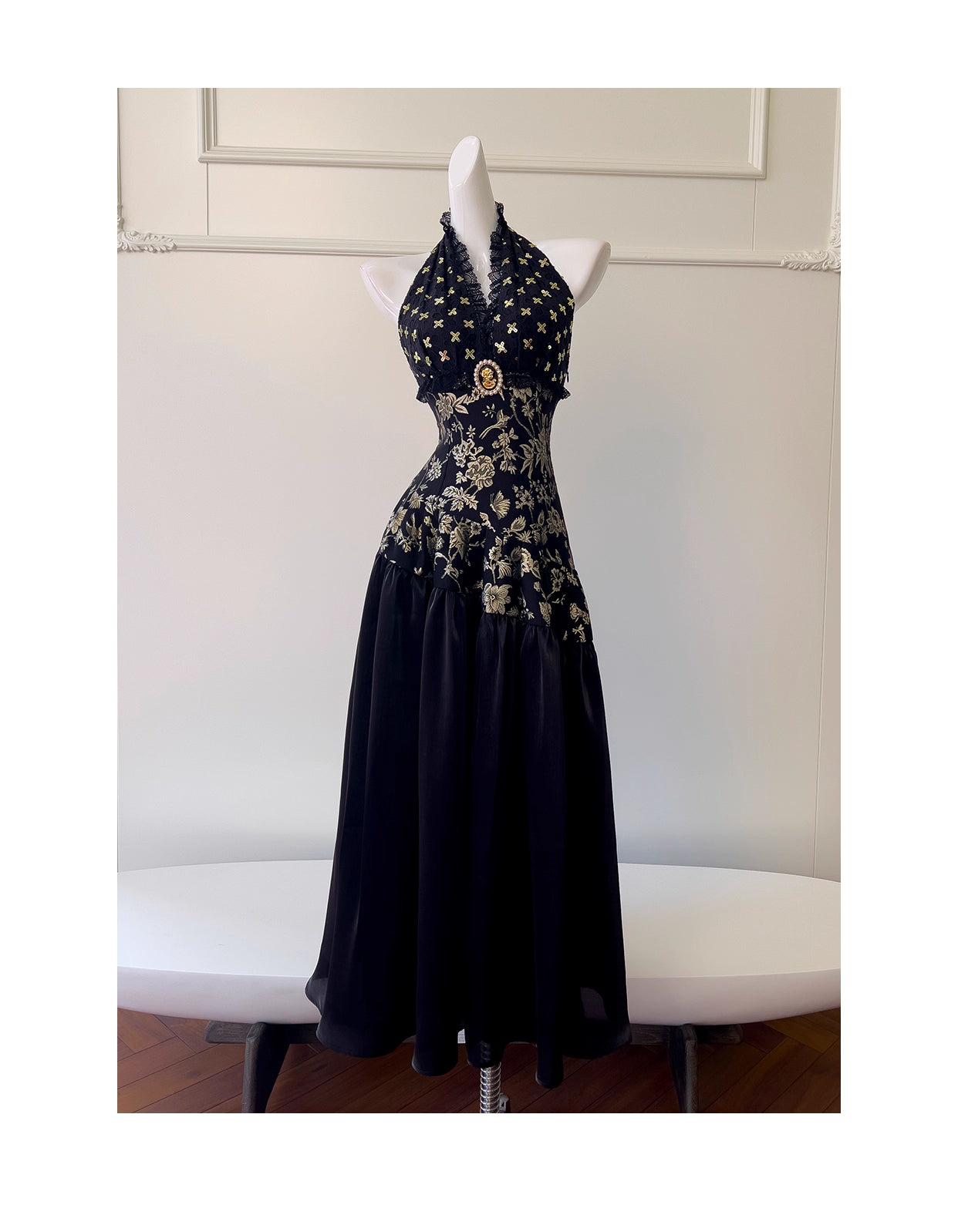 NiceVestidos-Homecoming-Kleid, Schwarz und Gold, Satin, Jacquard-Design, ärmellos, langes Kleid, rückenfrei, Neckholder, sexy Bankettkleid, nv5559