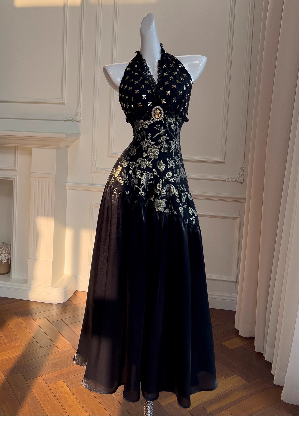 NiceVestidos-Homecoming-Kleid, Schwarz und Gold, Satin, Jacquard-Design, ärmellos, langes Kleid, rückenfrei, Neckholder, sexy Bankettkleid, nv5559