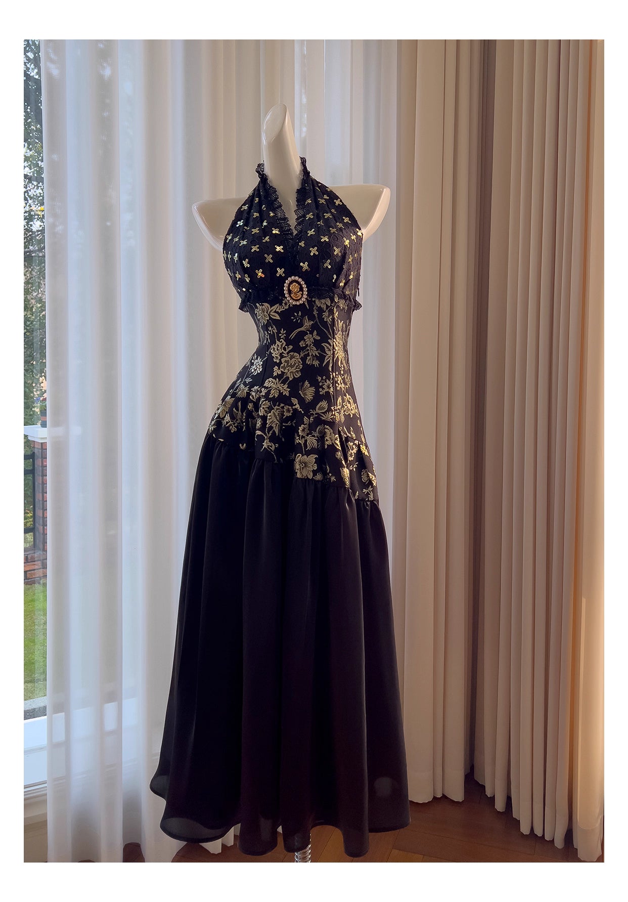 NiceVestidos-Homecoming-Kleid, Schwarz und Gold, Satin, Jacquard-Design, ärmellos, langes Kleid, rückenfrei, Neckholder, sexy Bankettkleid, nv5559