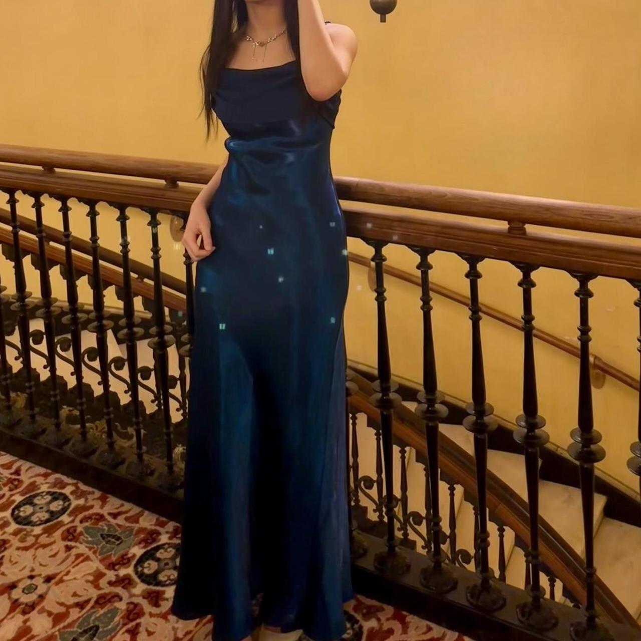 Robe de soirée longue en satin bleu foncé à bretelles spaghetti pour femme, élégante, à la mode, nv3746
