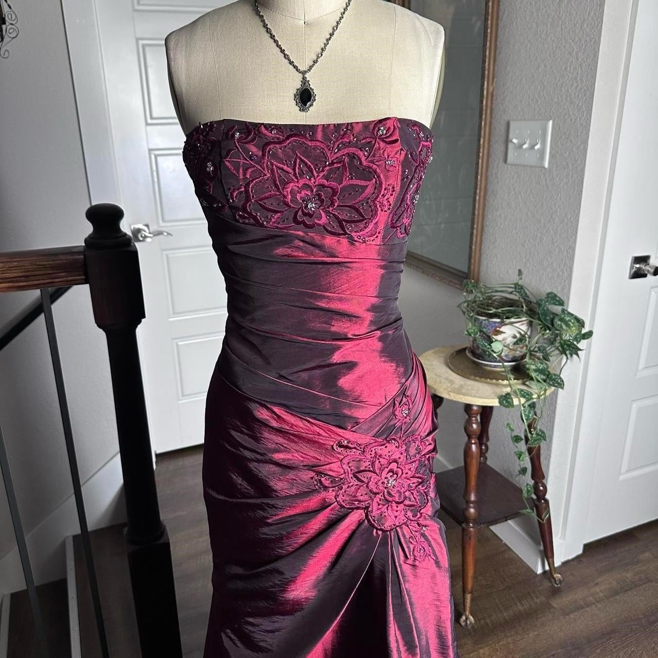 Robe de soirée longue en satin bordeaux, élégante et raffinée, à fleurs et perles, style vintage, robe de bal, robe de soirée, robe de bal, nv3924