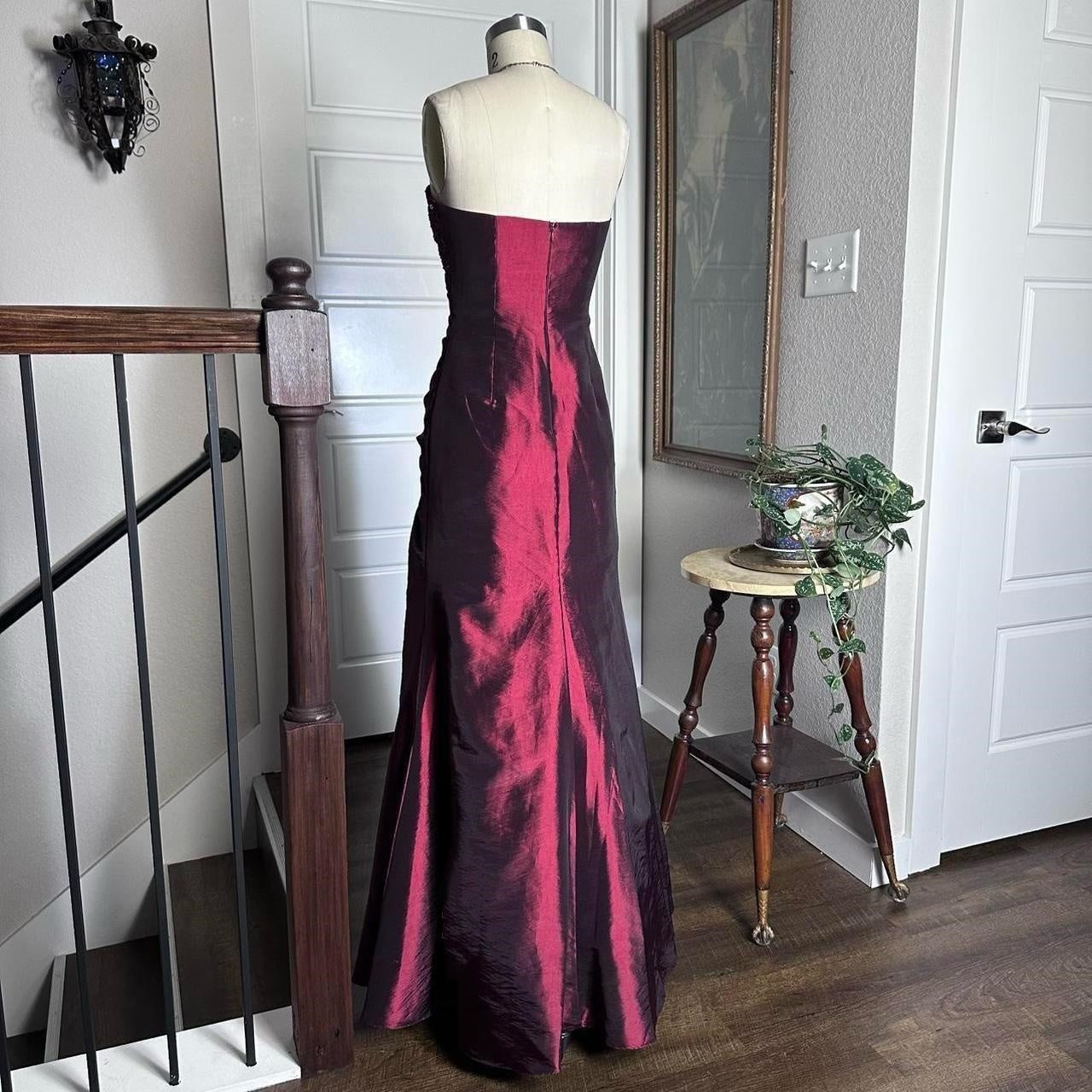 Robe de soirée longue en satin bordeaux, élégante et raffinée, à fleurs et perles, style vintage, robe de bal, robe de soirée, robe de bal, nv3924