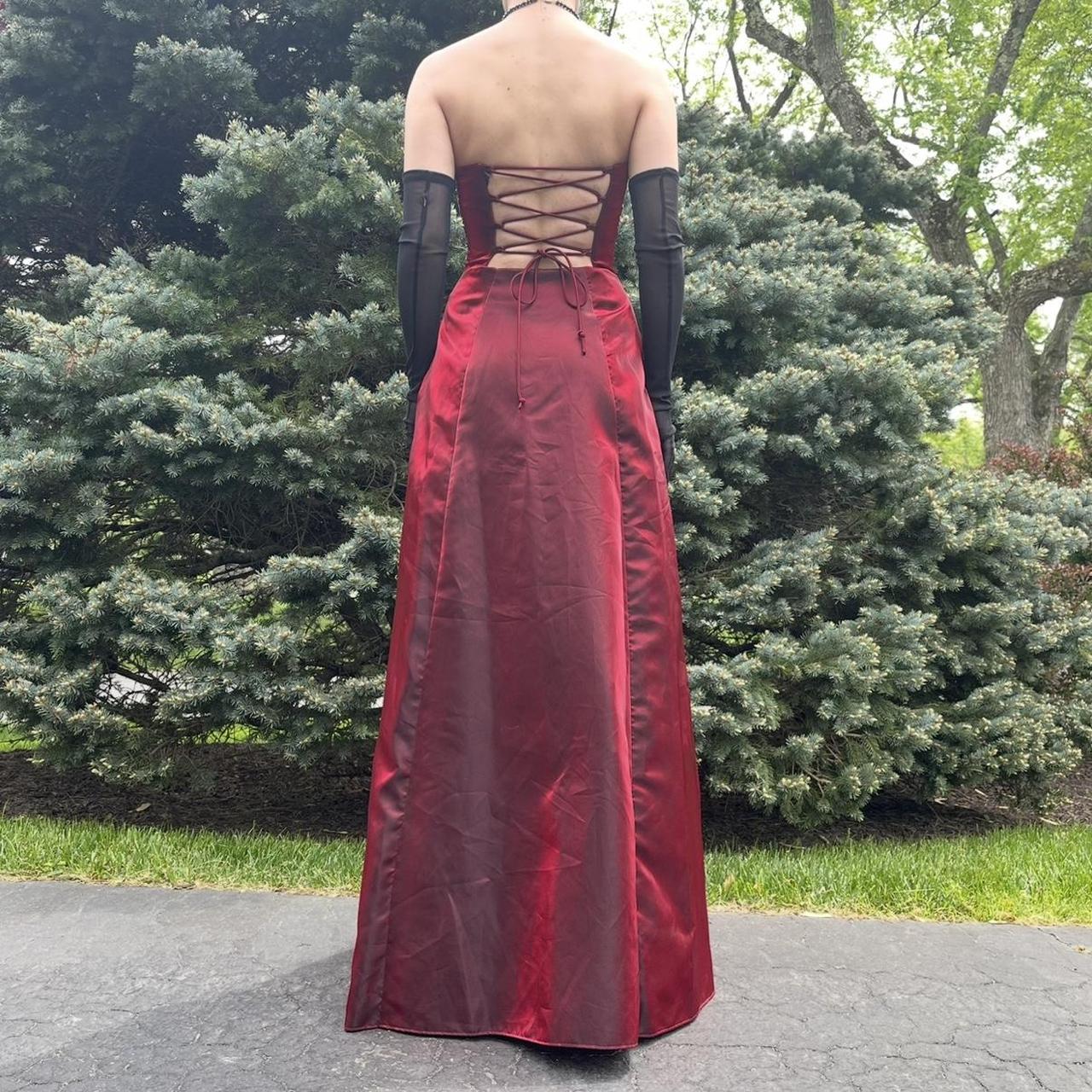 NiceVestidos-Burgunderfarbenes, ärmelloses, bodenlanges Gothic-Kleid aus Satin mit Perlenbesatz, NV6178