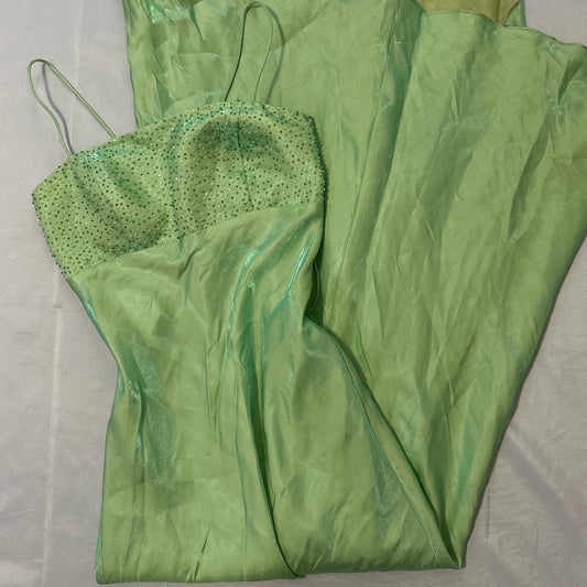 Robe de soirée longue en satin vert ornée de perles nv4602
