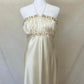 Cremefarbenes Satin-Ballkleid, atemberaubendes Maxikleid im Vintage-Stil mit zarten goldenen Perlenbesatz, nv4237