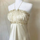Cremefarbenes Satin-Ballkleid, atemberaubendes Maxikleid im Vintage-Stil mit zarten goldenen Perlenbesatz, nv4237