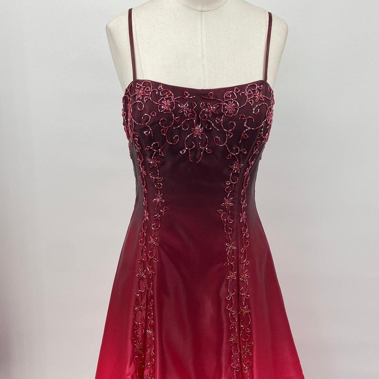 NiceVestidos-Burgunderfarbenes, bodenlanges Abendkleid aus Satin mit Farbverlauf und Paillettenbesatz NV6177