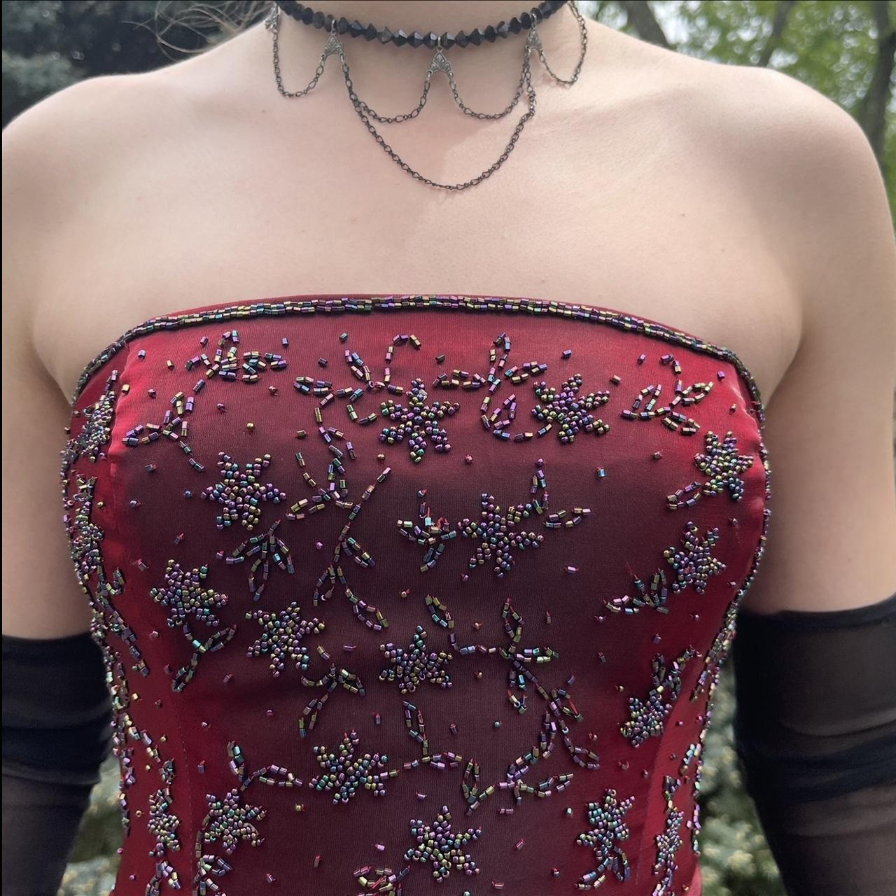 NiceVestidos-Burgunderfarbenes, ärmelloses, bodenlanges Gothic-Kleid aus Satin mit Perlenbesatz, NV6178