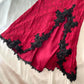 ♥️♠️♦️♣️Superbe robe de bal sirène moulante en dentelle rouge et noire délicate de style rétro-glam avec une fente sexy nv5382