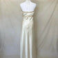 Cremefarbenes Satin-Ballkleid, atemberaubendes Maxikleid im Vintage-Stil mit zarten goldenen Perlenbesatz, nv4237