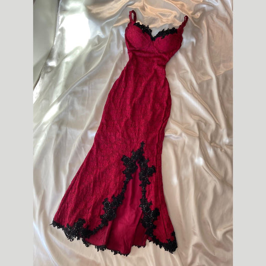 ♥️♠️♦️♣️Superbe robe de bal sirène moulante en dentelle rouge et noire délicate de style rétro-glam avec une fente sexy nv5382