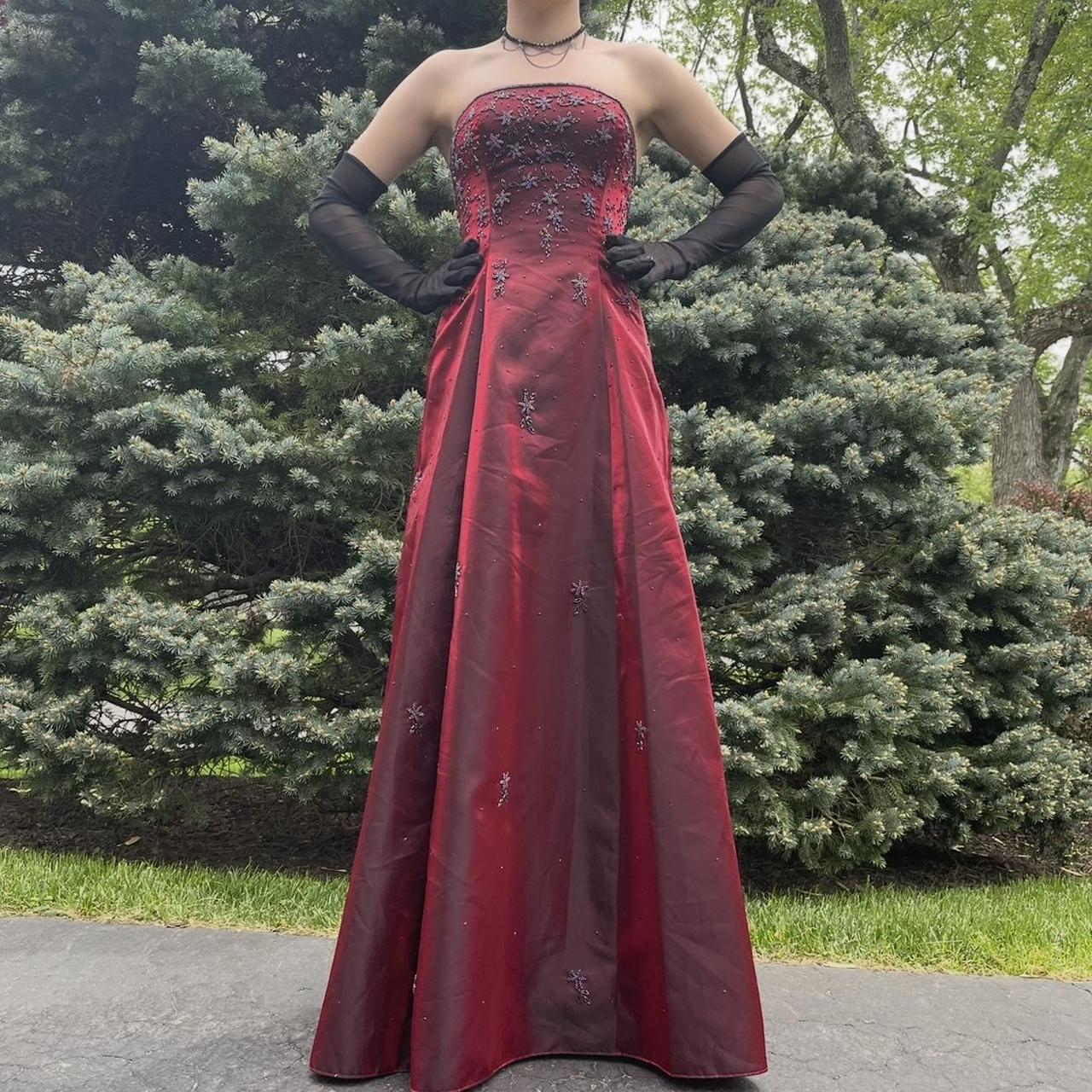 NiceVestidos-Burgunderfarbenes, ärmelloses, bodenlanges Gothic-Kleid aus Satin mit Perlenbesatz, NV6178