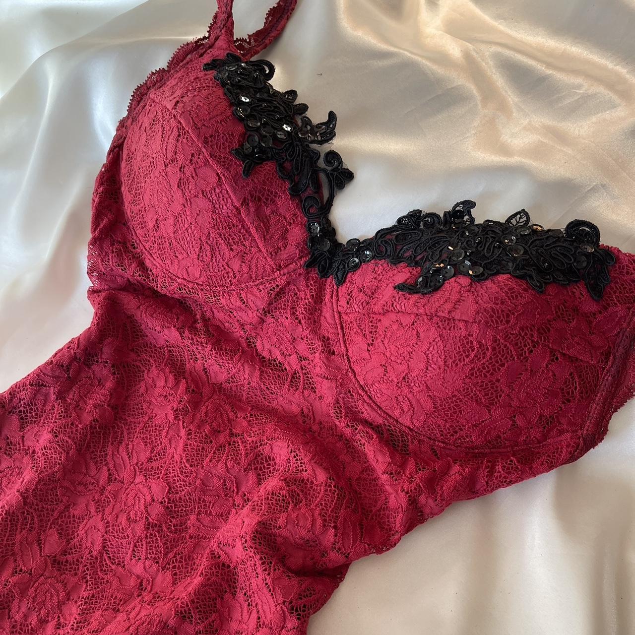 ♥️♠️♦️♣️Superbe robe de bal sirène moulante en dentelle rouge et noire délicate de style rétro-glam avec une fente sexy nv5382