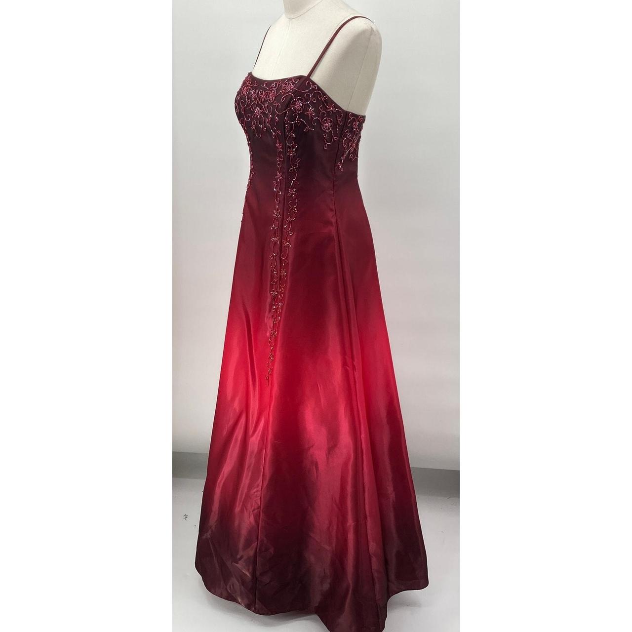 NiceVestidos-Burgunderfarbenes, bodenlanges Abendkleid aus Satin mit Farbverlauf und Paillettenbesatz NV6177