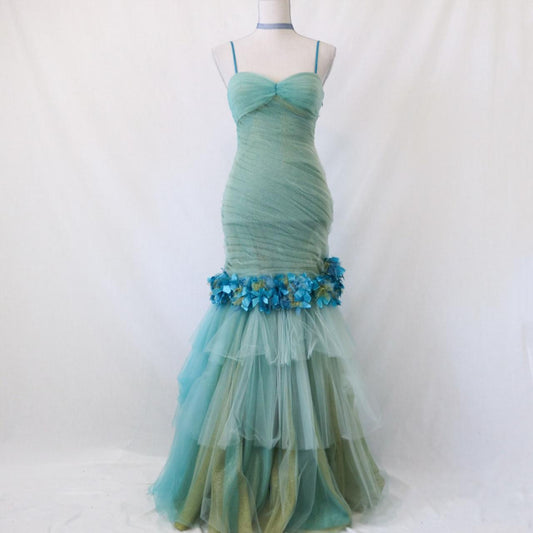 💙 Einzigartiges, langes Meerjungfrauen-Kleid im Vintage-Stil mit blaugrünem Blumenmuster, ausgestelltem Saum und gerüschtem Tüll für den formellen Abschlussball. nv4987
