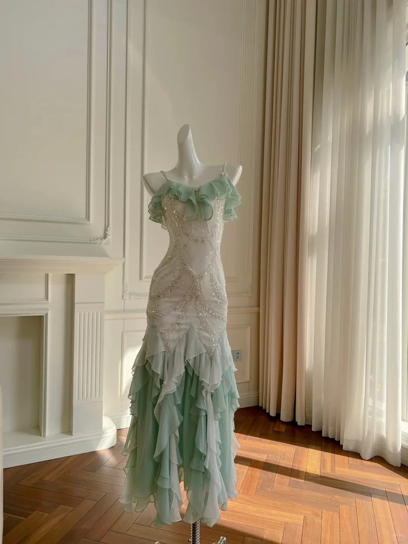 Wunderschönes Chiffon-Ballkleid im Meerjungfrau-Stil mit Spaghettiträgern und Perlen nv5391