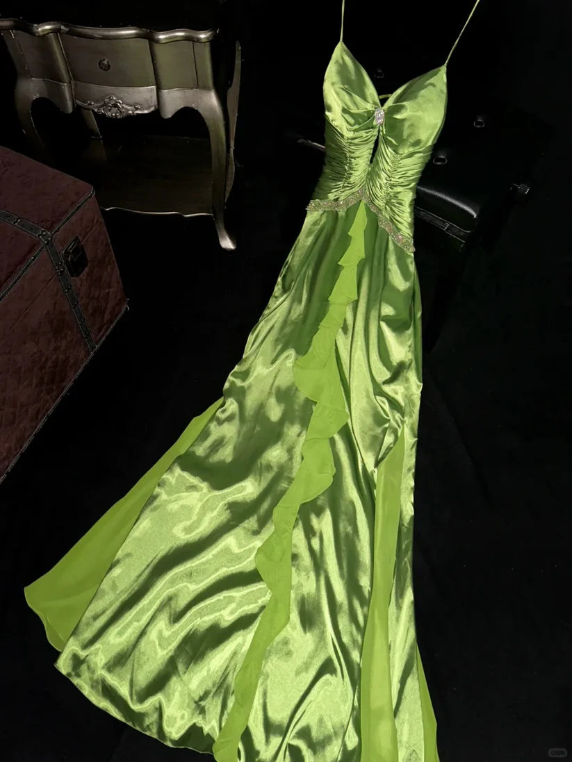 Grünes stilvolles und elegantes langes Ballkleid aus Satin mit Spaghettiträgern, NV5396