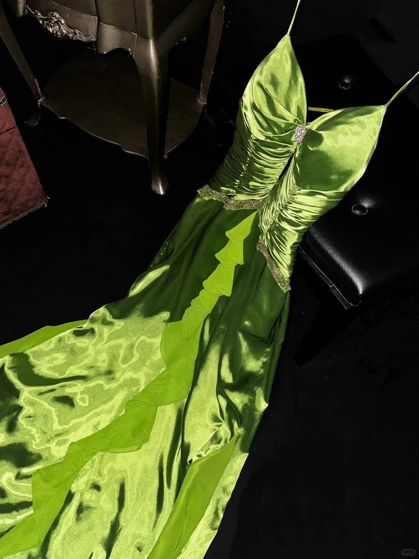 Grünes stilvolles und elegantes langes Ballkleid aus Satin mit Spaghettiträgern, NV5396