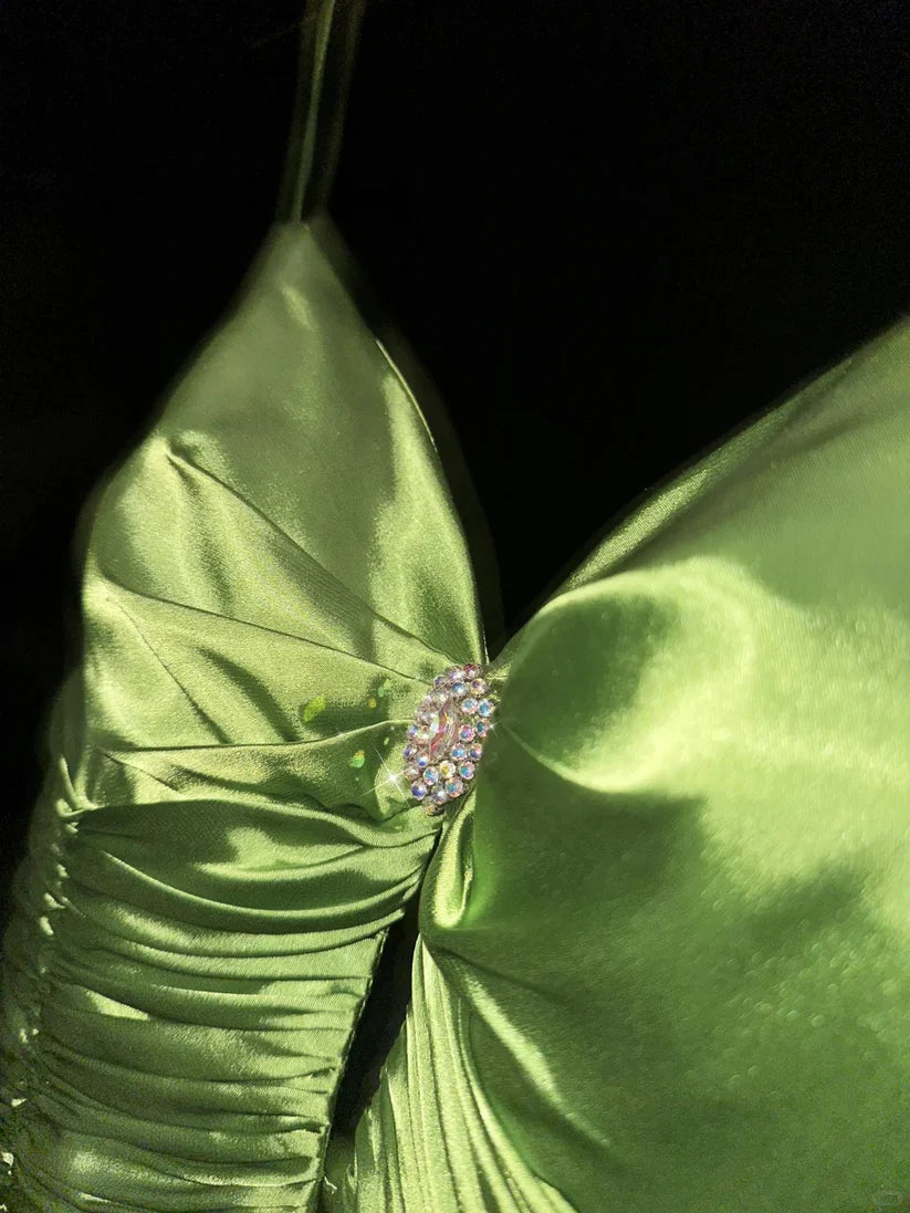 Grünes stilvolles und elegantes langes Ballkleid aus Satin mit Spaghettiträgern, NV5396