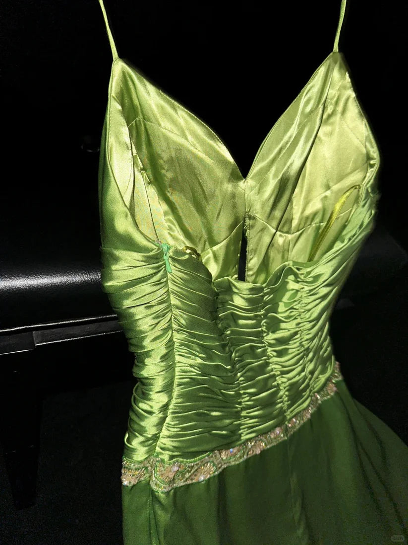 Grünes stilvolles und elegantes langes Ballkleid aus Satin mit Spaghettiträgern, NV5396