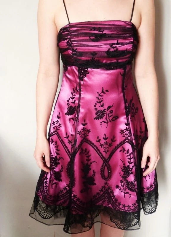 NiceVestidos - Robe de bal courte bordeaux exquise ornée de perles NV5695