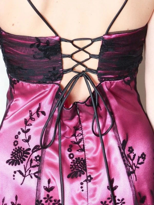 NiceVestidos - Robe de bal courte bordeaux exquise ornée de perles NV5695
