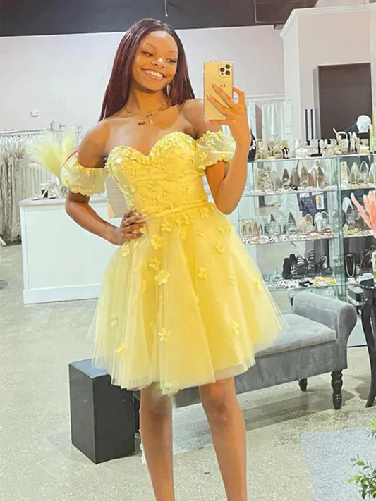 Kurze Ballkleider im Prinzessinnen-Stil in Gelb mit Blumenmuster, gelbe Homecoming-Kleider mit herzförmigem Ausschnitt, trägerlose, gelbe Abendkleider für die formelle Abschlussfeier nv1476